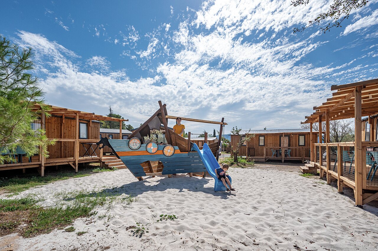 Zona de juegos barco vikingo, tobog�n, ni�os, casas m�viles en el camping CLICOCHIC Commanderie.