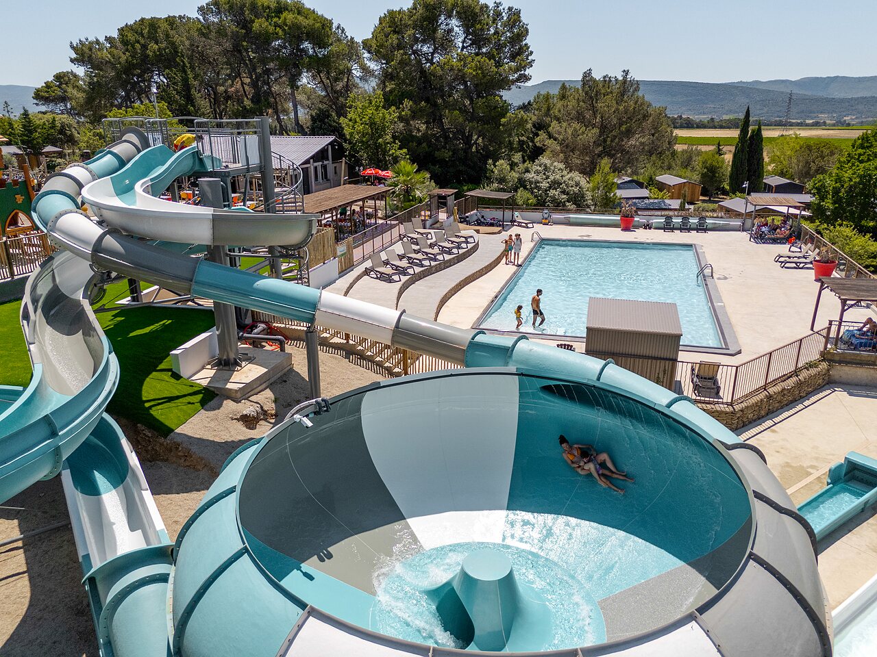Tobog�n acu�tico gigante y piscina exterior en el camping CLICOCHIC Commanderie en Rustiques (11).