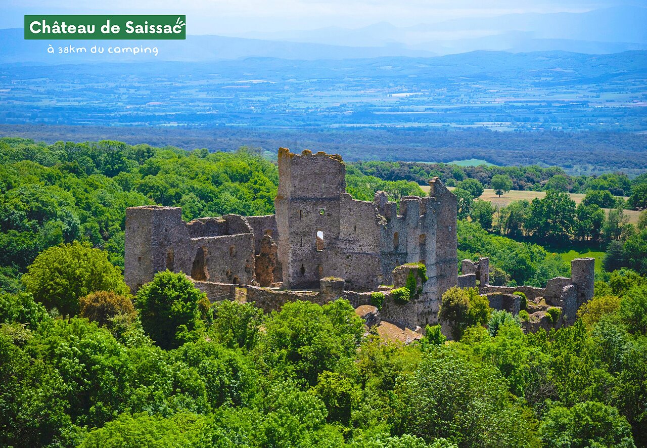 Ruinas medievales del Castillo de Saissac, sitio hist�rico para visitar cerca de Rustiques (11).