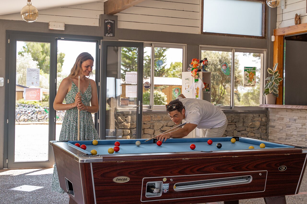 Mesa de billar, dos personas jugando en camping CLICOCHIC Commanderie Rustiques (11).