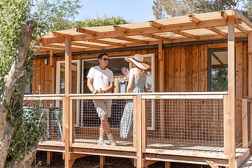 Casa m�vil de madera con terraza, pareja, en el camping CLICOCHIC Commanderie en Rustiques (11).