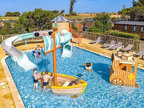 Zona de juegos acu�ticos con toboganes y ni�os en el camping CLICOCHIC Commanderie en Rustiques (11).
