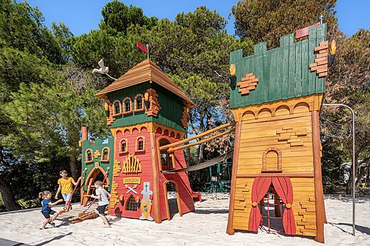 Piscina exterior, toboganes y zona de juegos en el camping CLICOCHIC Commanderie en Rustiques (11).