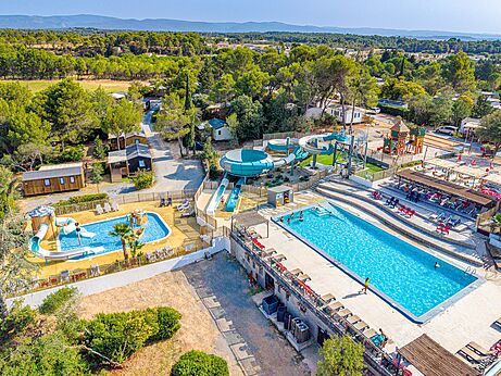 Mujer en tobog�n acu�tico, brazos levantados, en el camping CLICOCHIC Commanderie en Rustiques.