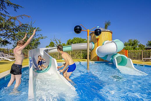 Toboganes acuáticos y piscina infantil en el camping CLICOCHIC Commanderie en Rustiques (11).