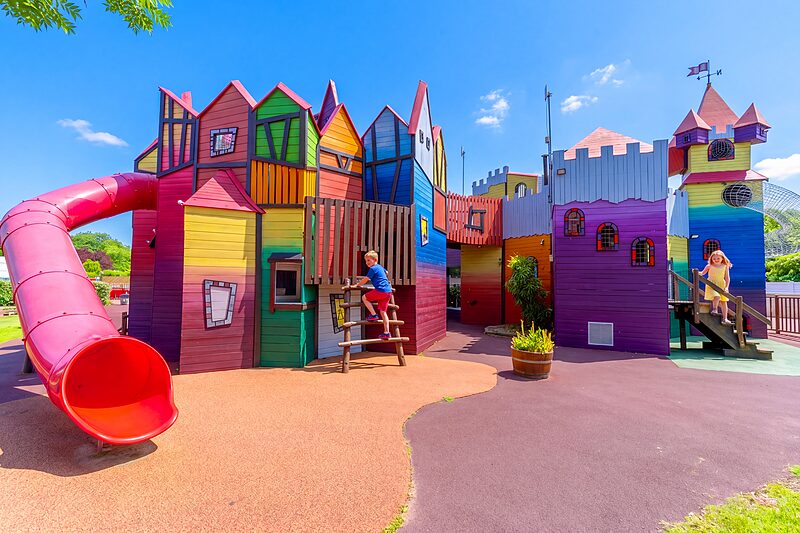 Juego Carabouille - �rea de juegos castillo multicolor con tobog�n en el camping CAPFUN Coquelicots en Royan (17).