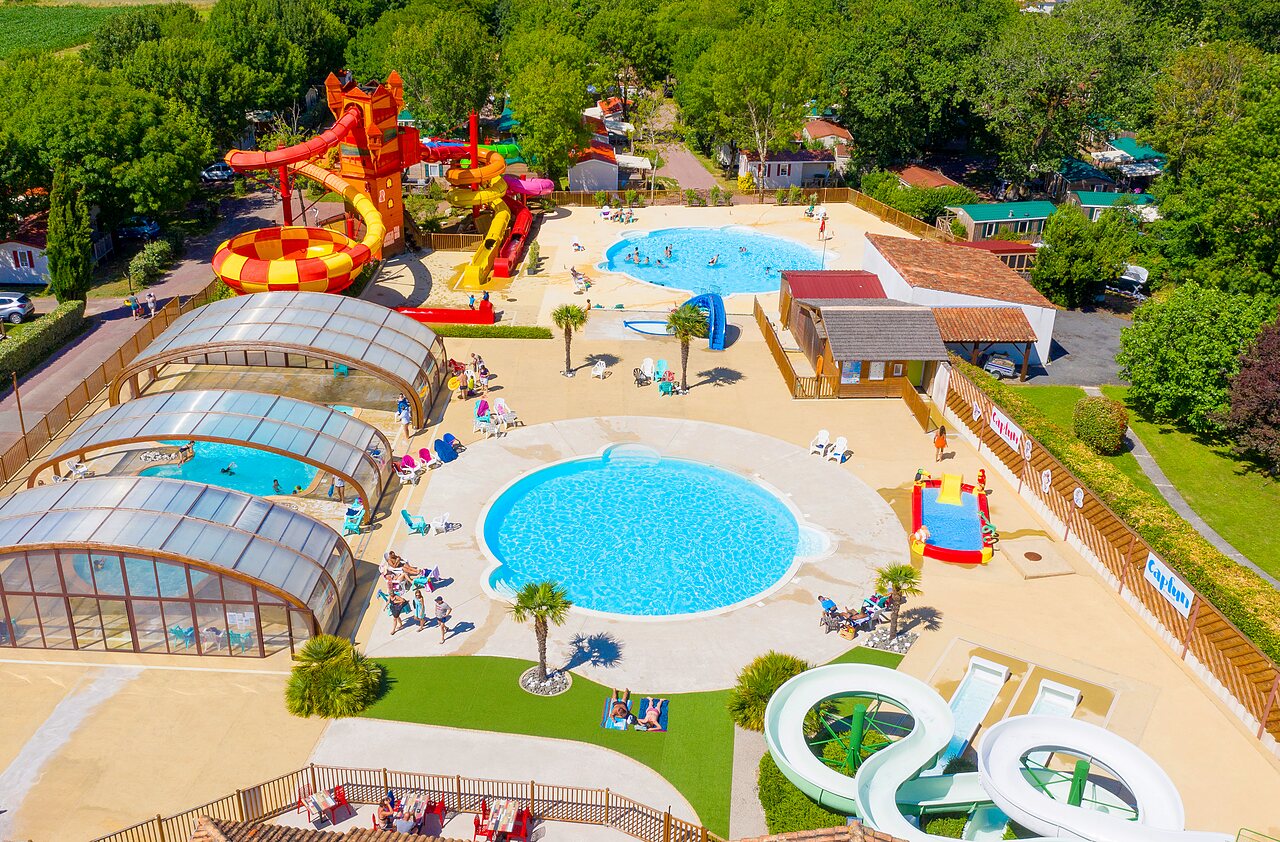 Gran parque acu�tico, toboganes, piscinas cubiertas y exteriores en camping CAPFUN Coquelicots en Royan (17).