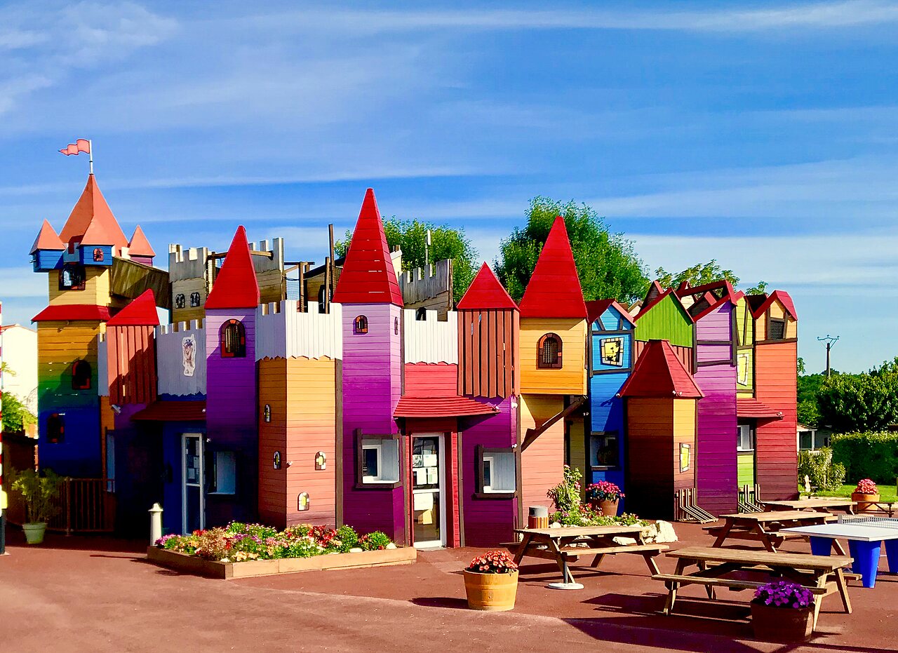 Castillo de juegos colorido para ni�os en camping CAPFUN Coquelicots Royan (17).