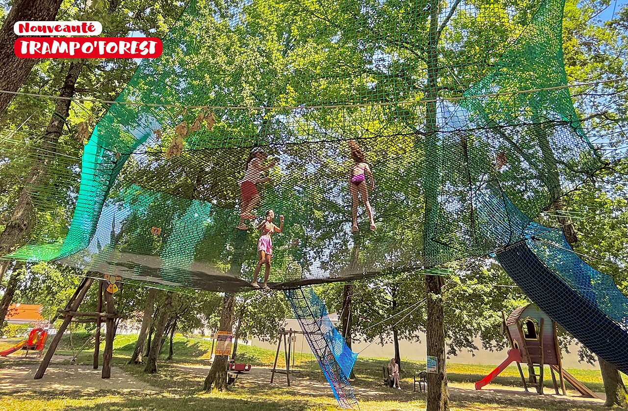 Trampo'Forest, estructura de redes gigantes para ni�os en el camping CAPFUN Coquelicots en Royan (17).