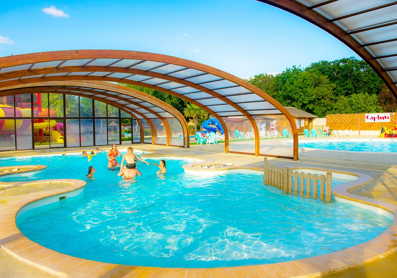 Piscina cubierta, toboganes acu�ticos y juegos de agua en el camping CAPFUN Coquelicots en Royan (17).