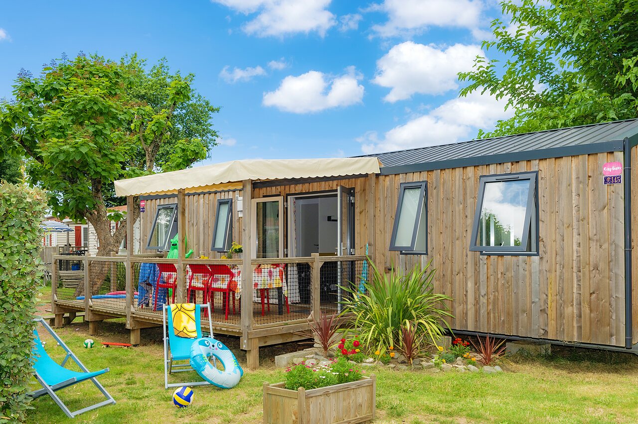 Moderno mobile home, terraza amueblada, tumbonas en camping CAPFUN Coquelicots en Royan.