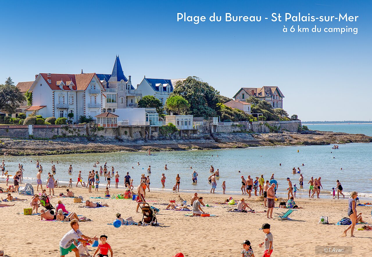 Playa del Bureau en Saint-Palais-sur-Mer, Charente-Maritime, con ba�istas y villas.