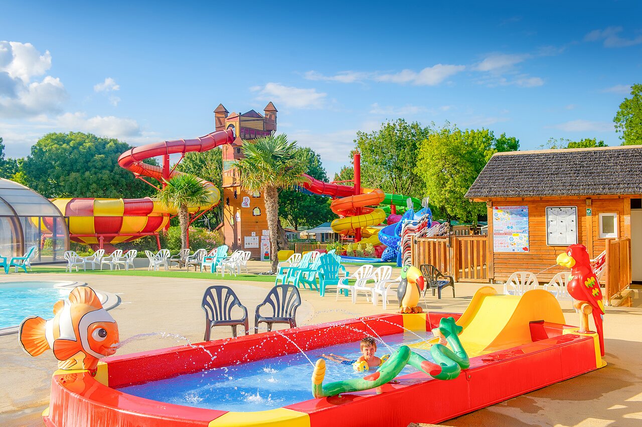 Toboganes acu�ticos, piscina infantil y juegos de agua en camping CAPFUN Coquelicots Royan (17).