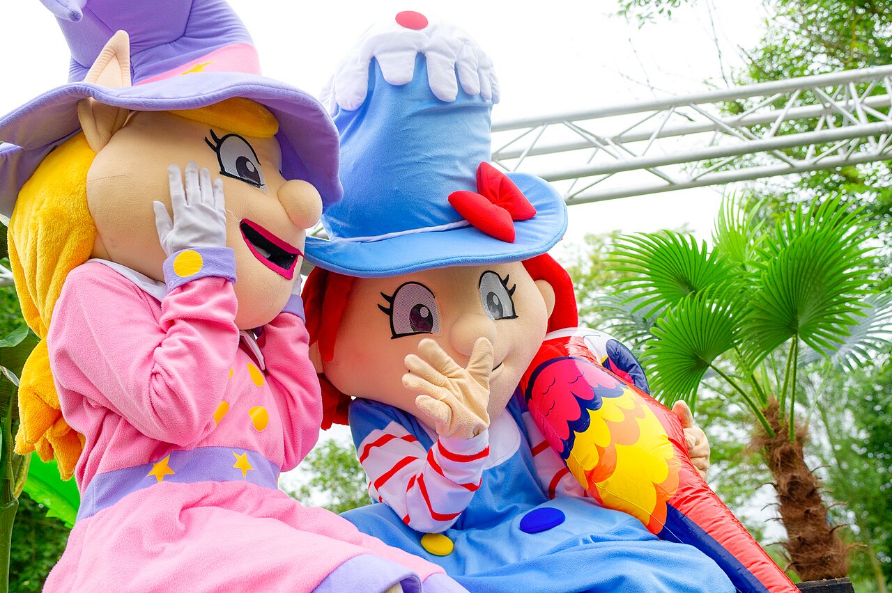 Mascotas alegres y loro inflable animan el camping CAPFUN Coquelicots en Royan (17).