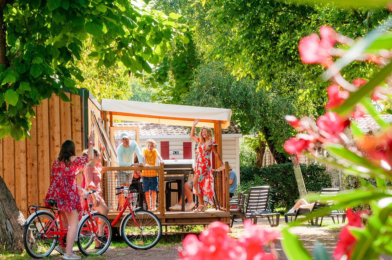 Mobil-home con familia y bicicletas en la terraza en CAPFUN Coquelicots Royan (17).