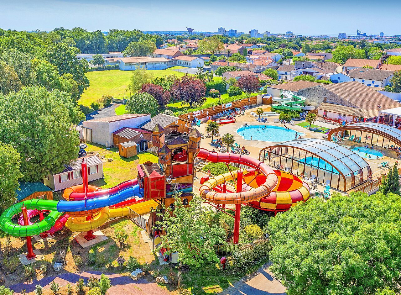 Toboganes acu�ticos gigantes, piscinas exterior y cubierta en el camping CAPFUN Coquelicots en Royan (17).