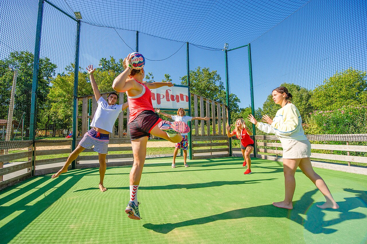 J�venes jugando voleibol en cancha multideporte en el camping CAPFUN Coquelicots en Royan (17).
