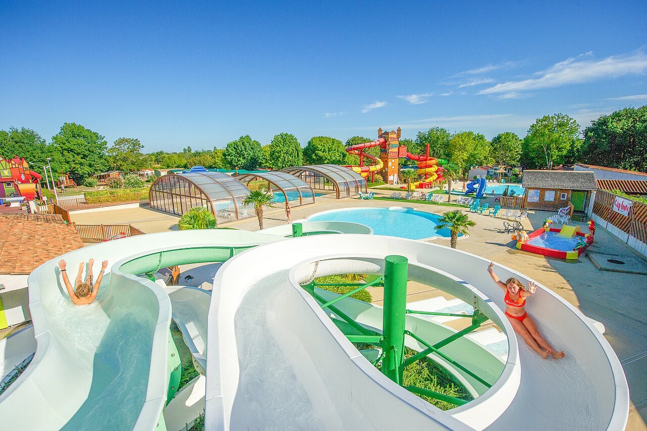 Gran parque acu�tico, toboganes y piscinas en el camping CAPFUN Coquelicots en Royan (17).