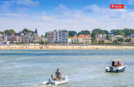 Playa de Royan con edificios hist�ricos y barcos en el agua, para visitar.