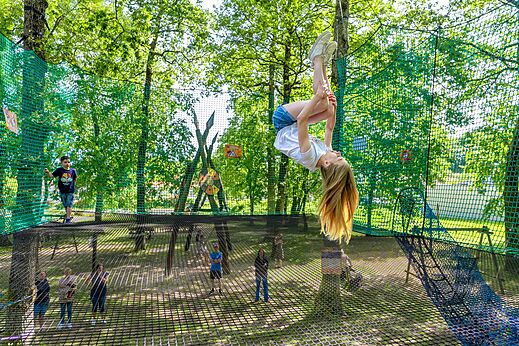 Ni�os en el parque de redes suspendidas, camping CAPFUN Coquelicots en Royan (17).