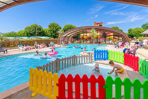 Piscina exterior con toboganes y piscina infantil en el camping CAPFUN Coquelicots en Royan (17).