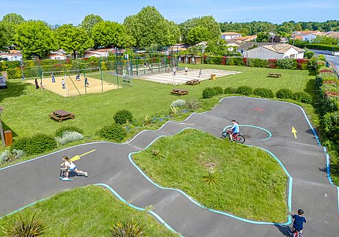Pump track, campo multideporte y voleibol playa en camping CAPFUN Coquelicots en Royan (17).