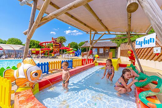 Zona de juegos acu�ticos para ni�os y toboganes en el camping CAPFUN Coquelicots en Royan (17)