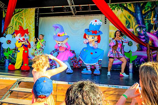 Espect�culo de animaci�n con mascotas y animadores en el camping CAPFUN Coquelicots en Royan (17).