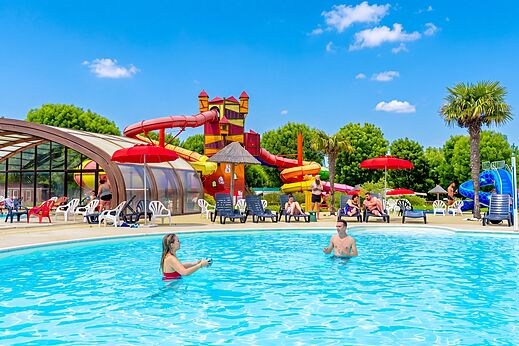 Toboganes acu�ticos gigantes y piscina exterior en el camping CAPFUN Coquelicots en Royan (17).