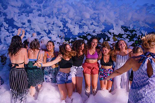 J�venes disfrutando fiesta de la espuma en el camping CAPFUN Coquelicots en Royan (17).