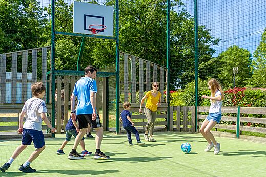 Familia jugando al f�tbol en cancha multideporte en el camping CAPFUN Coquelicots en Royan (17).