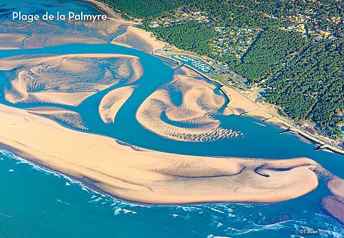 Playa de La Palmyre, extensa arena y canales marinos cerca de Royan.