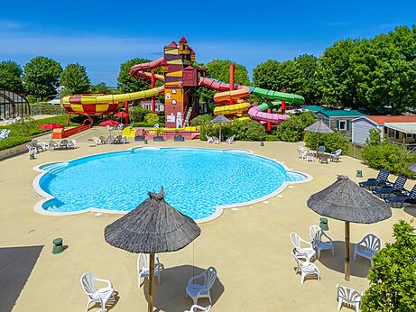 Piscina exterior y toboganes acu�ticos gigantes en el camping CAPFUN Coquelicots en Royan (17).