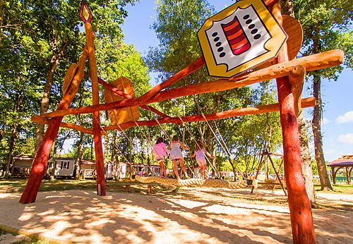 Zona de juegos de madera con cuerda en el camping CAPFUN Coquelicots en Royan (17).
