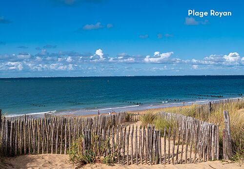 Playa de arena y mar azul en Royan, una ciudad para visitar en Charente-Maritime.