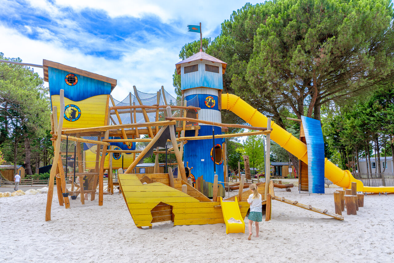 Parque infantil barco pirata, toboganes, redes en el camping VAGUES OCEANES Coq Hardi en Cassy-Lanton (33).