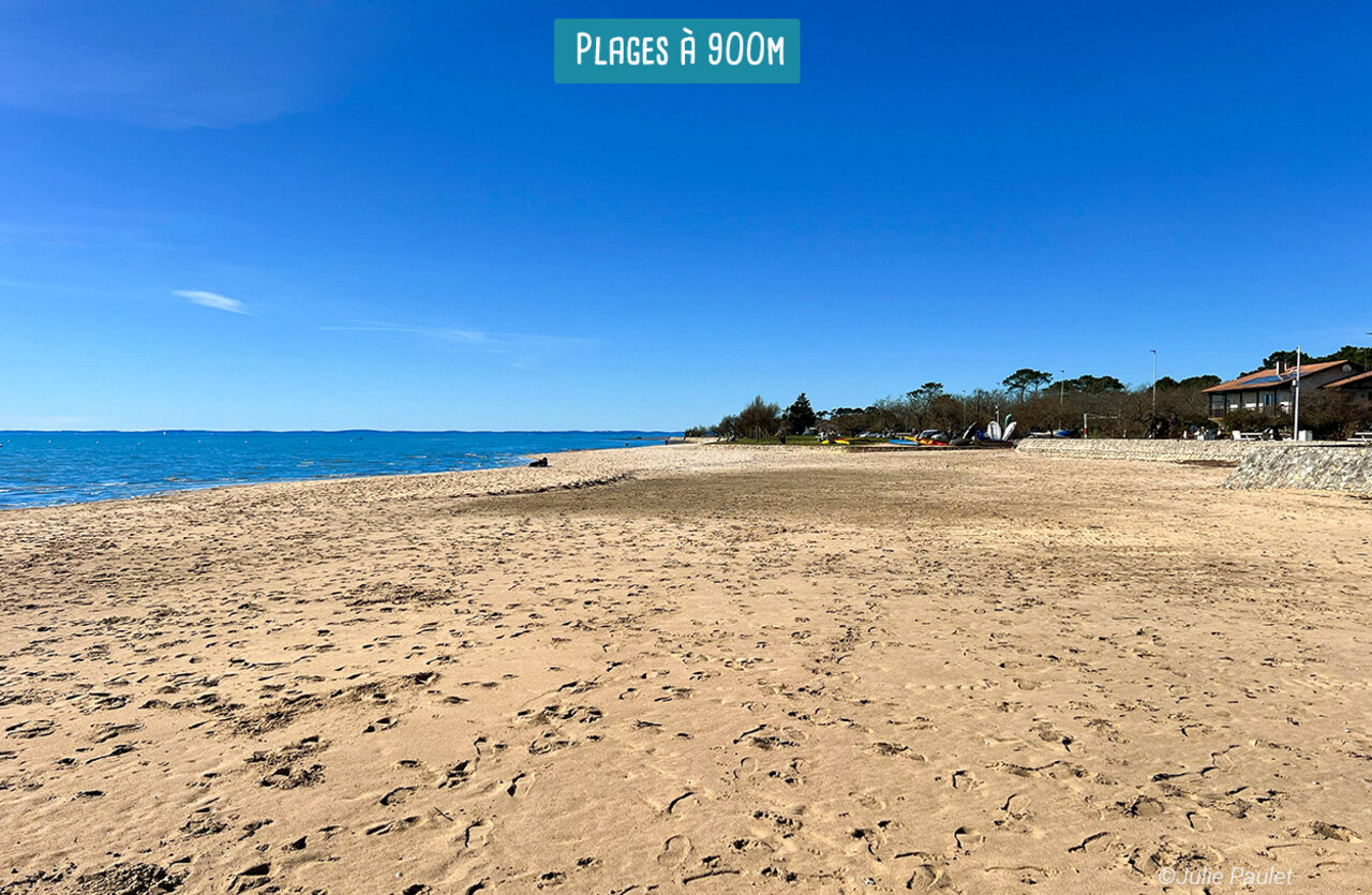 Playa de arena, mar azul en camping VAGUES OCEANES Coq Hardi Cassy-Lanton.