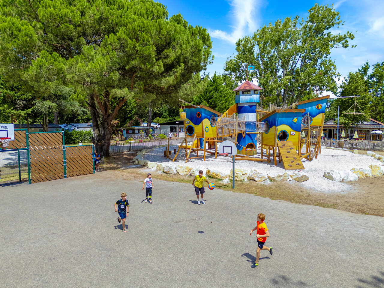 Parque infantil tem�tico y cancha multideporte para ni�os en el camping VAGUES OCEANES Coq Hardi en Cassy-Lanton (33).