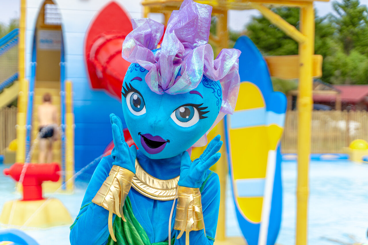 Mascota azul y parque acu�tico en el camping VAGUES OCEANES Coq Hardi en Cassy-Lanton (33).