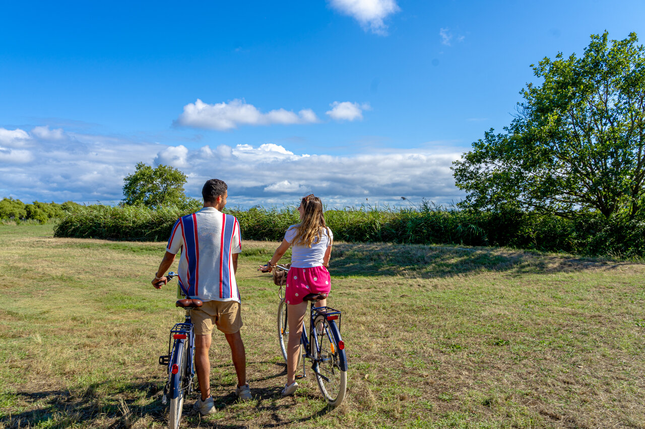 Pareja en bicicleta explorando la naturaleza, camping VAGUES OCEANES Coq Hardi Cassy-Lanton (33).