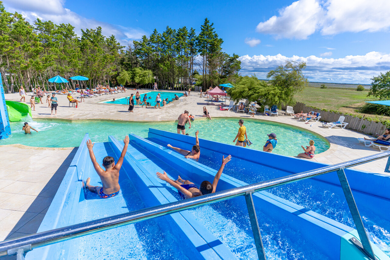 Toboganes, piscinas exteriores en el camping VAGUES OCEANES Coq Hardi en Cassy-Lanton.