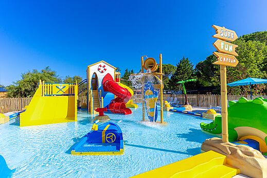 Zona acuática con toboganes y juegos infantiles en el camping VAGUES OCEANES Coq Hardi en Cassy-Lanton (33).