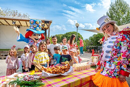 Animación infantil con mascota y merienda festiva en el camping VAGUES OCEANES Coq Hardi en Cassy-Lanton (33).