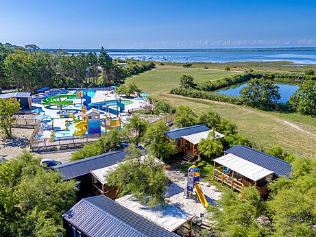 Parque acuático, toboganes, juegos, vista aérea VAGUES OCEANES Coq Hardi Cassy-Lanton.