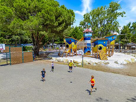 Zona de juegos y deportes en el camping VAGUES OCEANES Coq Hardi en Cassy-Lanton (33).