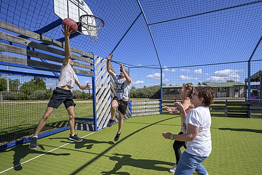 Campo multideportivo en el camping VAGUES OCEANES Coq Hardi en Cassy-Lanton (33).