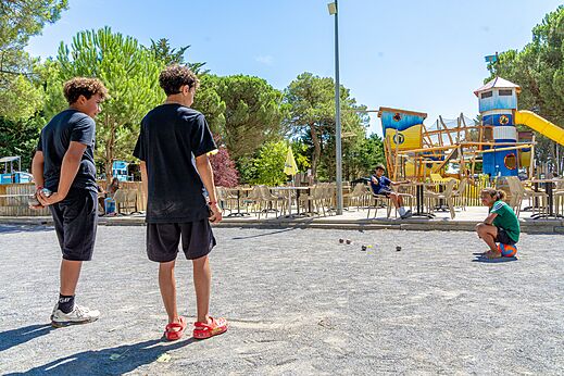 Cancha de petanca, zona de juegos infantiles en el camping VAGUES OCEANES Coq Hardi.