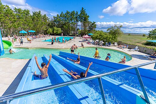 Toboganes y piscina en el camping VAGUES OCEANES Coq Hardi en Cassy-Lanton (33).