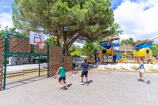 Cancha multideporte y parque infantil en el camping VAGUES OCEANES Coq Hardi.