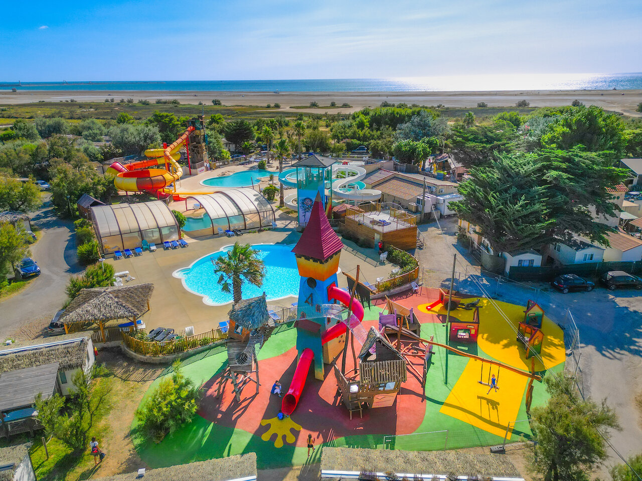 Piscinas, toboganes y zona de juegos en el camping CAPFUN C�te Vermeille en PORT LA NOUVELLE (11).